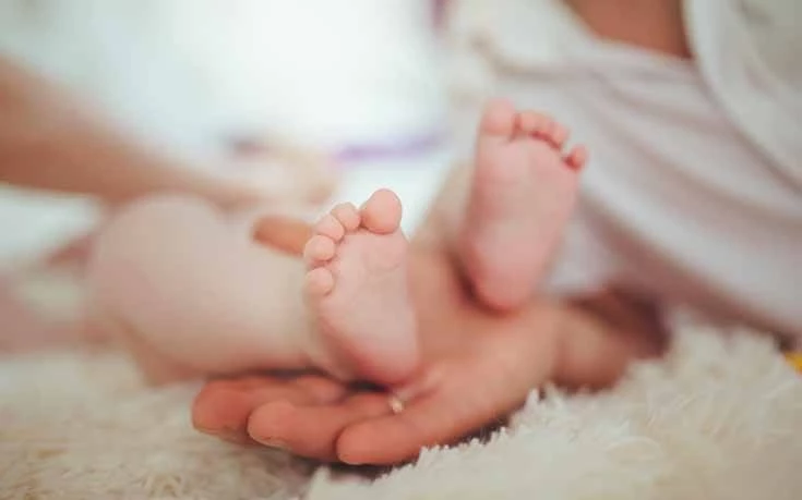 Νέα δεδομένα για τις γονικές άδειες σε Δημόσιο και ΟΤΑ